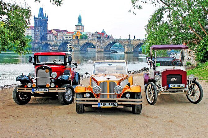 1,5 hour oldtimer convertible Prague sightseeing tour - The convertible comfort factor: heated seats, blankets, and winter reality