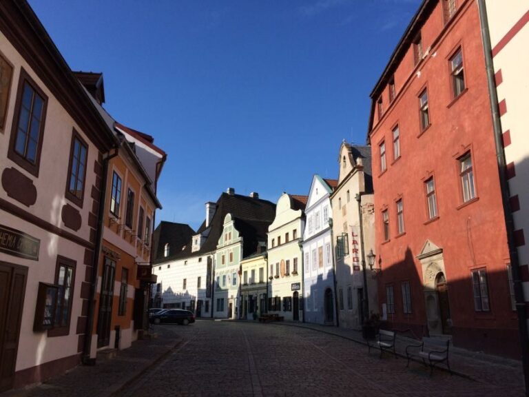 Český Krumlov: 2 Hour Private Walking Tour with Guide - From pickup to the main square: getting your bearings fast