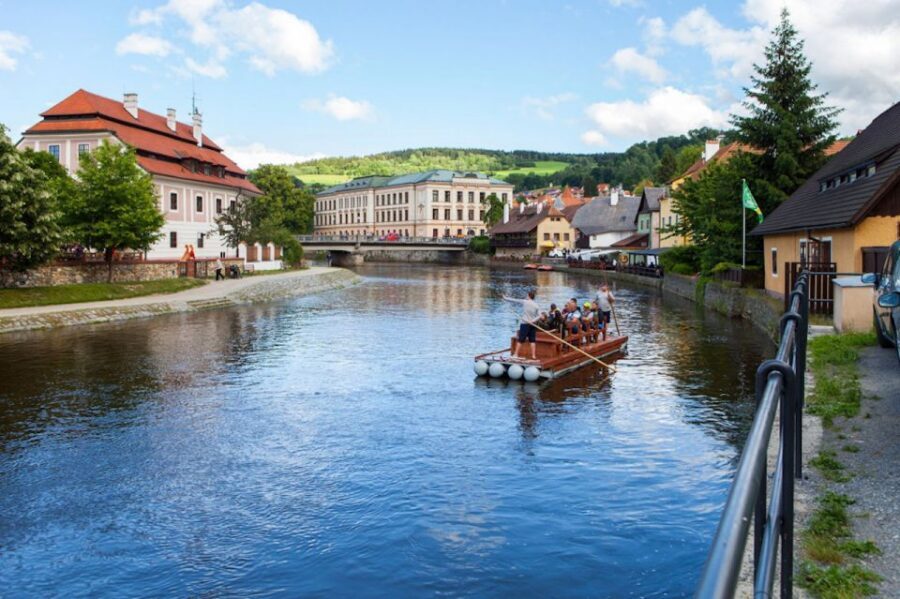 Český Krumlov: Wooden Raft River Cruise - Meeting point and the 15-minute walk to the port