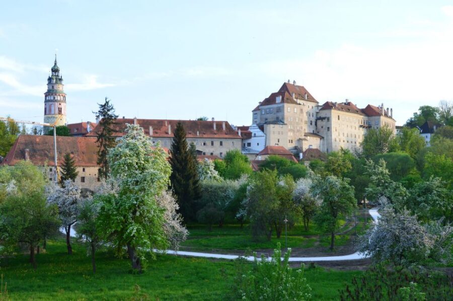 From Prague: Full-Day Trip to Český Krumlov - The drive out of Prague: plan for the long sit