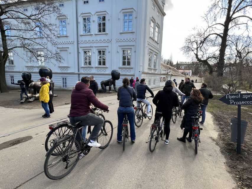 Hidden Prague Bike Tour - Meeting at Michalská 509/10: the yellow-bike start