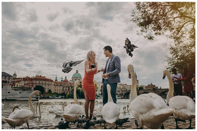 photoshoot in prague - Meeting at Charles IV statue near Staré Město