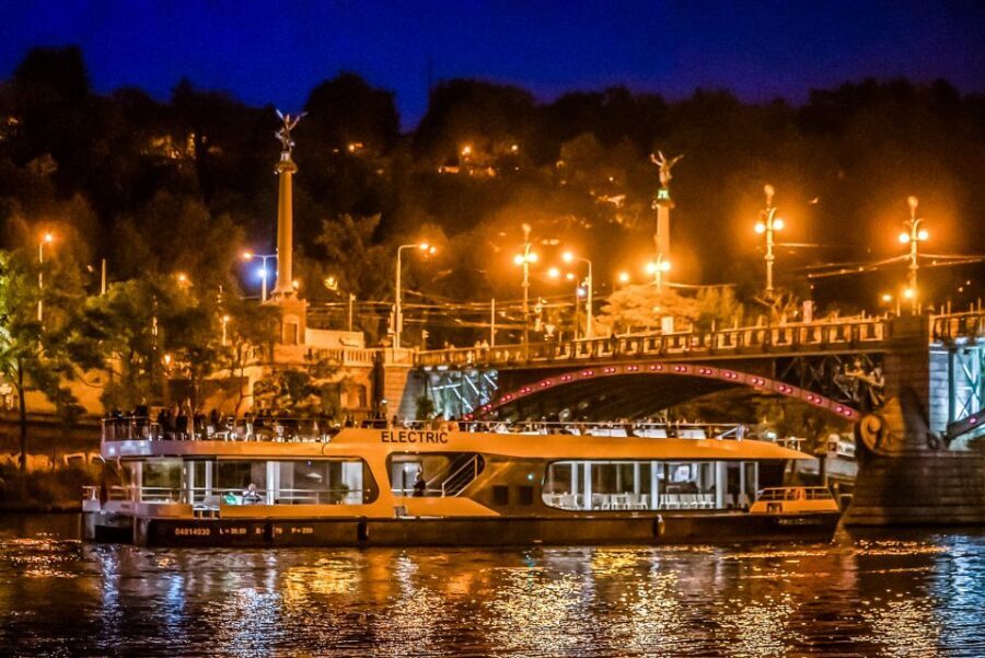 Prague: 50-Minute Sightseeing Evening Cruise - Štvanice Island and the Return: Finishing Strong