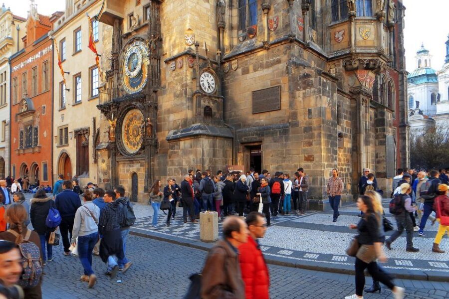 Prague: 6-Hour City Tour including Cruise and Lunch - Meeting at Týnská 627/7 and getting comfortable shoes on