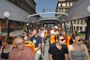 Prague: Big Bus Hop-on Hop-off, Castle Tour and River Cruise - Red vs Green routes: which one fits your sightseeing style