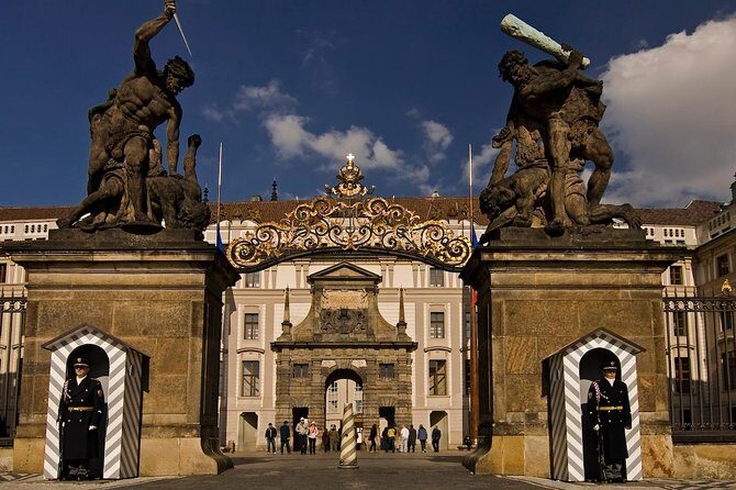 Prague Castle And Castle Grounds Walking Tour in french - Rythme, marche et format: ce qu’il faut savoir avant de réserver