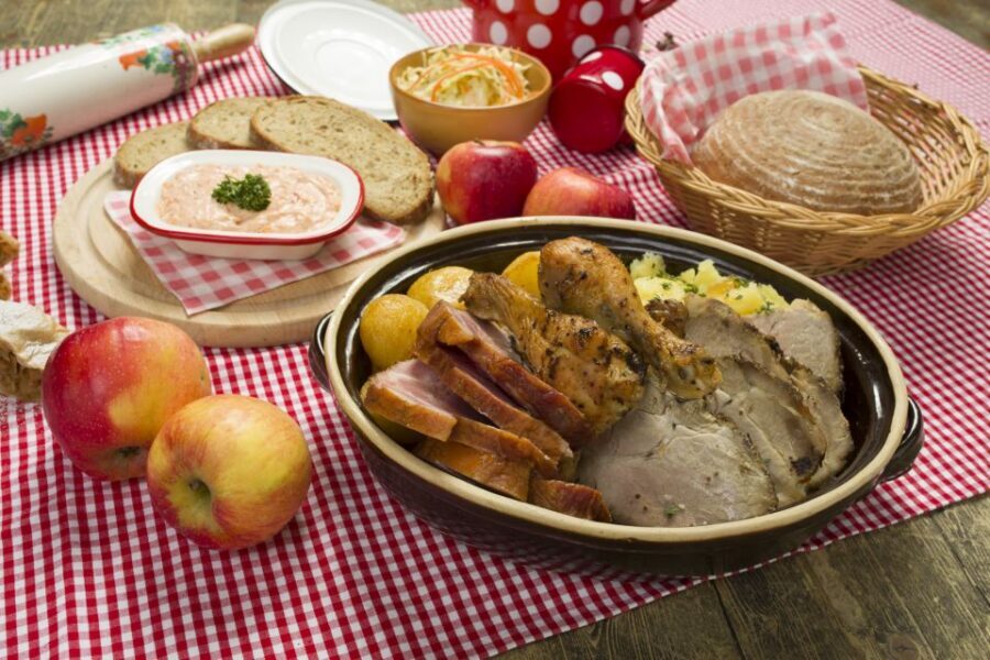 Prague: Folkloric Dinner Show with Unlimited Drinks - Key points before you go