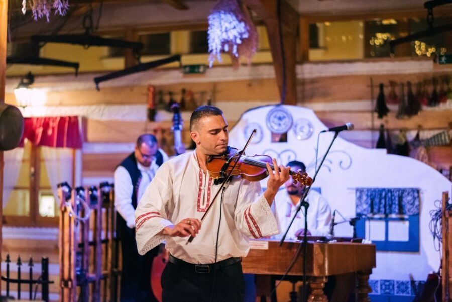 Prague: Folkloric Dinner Show with Unlimited Drinks - Your 4-course Czech dinner: what you’ll eat and how it’s served