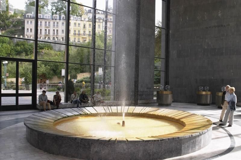 Prague: Karlovy Vary Tour with Lunch and Moser Museum Visit - Moser Glass Museum: what the 45 minutes is really for