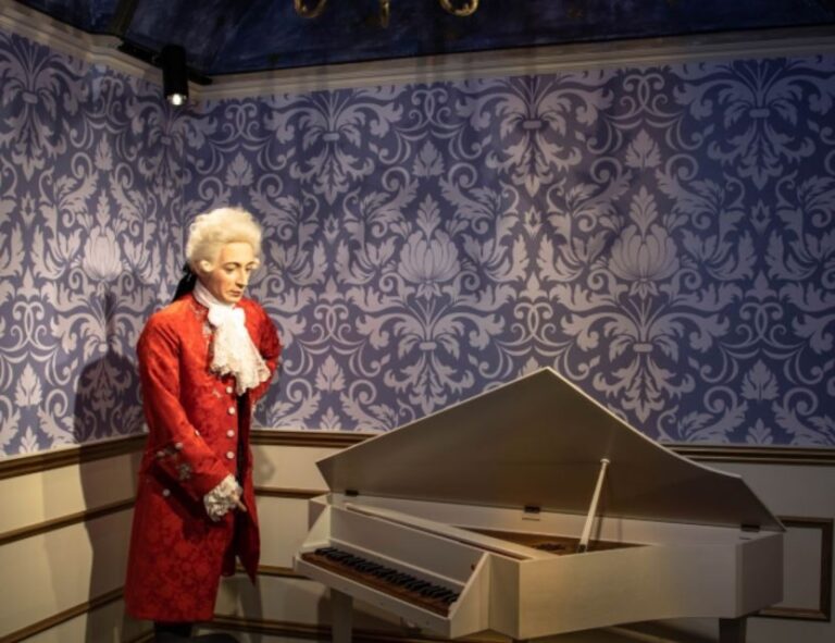 Prague: Madame Tussauds Entry Ticket - Finding the Red Building Entrance on the Ground Floor