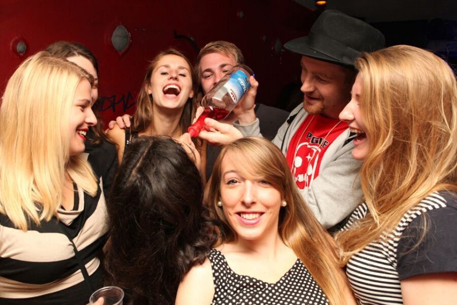 Prague: New Year's Eve Pub Crawl & Karlovy Lazne Club Entry - Timing, meeting point, and how the schedule plays out
