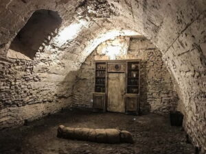 Prague: Oldtown, Medieval Underground & Dungeon History Tour - Start in Old Town: your meeting point and what to plan for