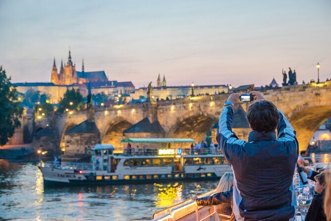 Prague: Sightseeing Boat Cruise with Buffet Dinner - Key things to know before you go