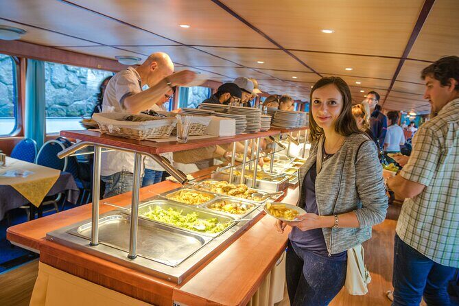 Prague: Sightseeing Boat Cruise with Buffet Dinner - Who this cruise suits best