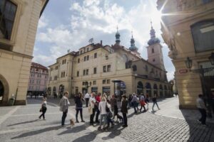 Prague: World War 2 and Operation Anthropoid Walking Tour - Meeting point at Týnská 627/7: find the wooden door fast