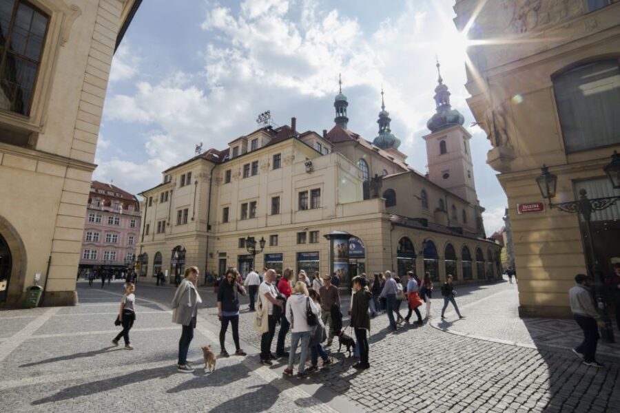 Prague: World War 2 and Operation Anthropoid Walking Tour - Meeting point at Týnská 627/7: find the wooden door fast
