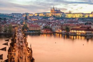 The Royal road, walking tour in french - Týn yard and Old Town Square: where Prague looks like it means business